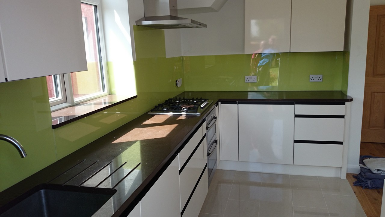 Lime green glass kitchen splashback installed by Holborn glaziers